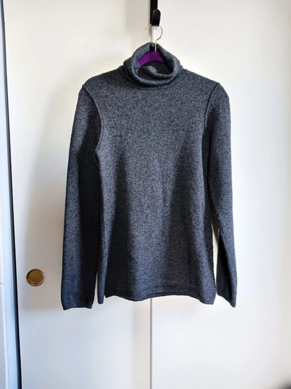 GAP Turtleneck Sweater in Gray Size Medium Like New